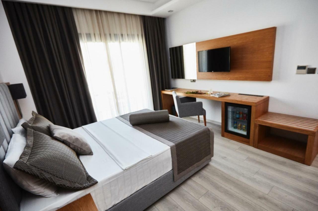 Ruwais Hotel Чесме Екстериор снимка