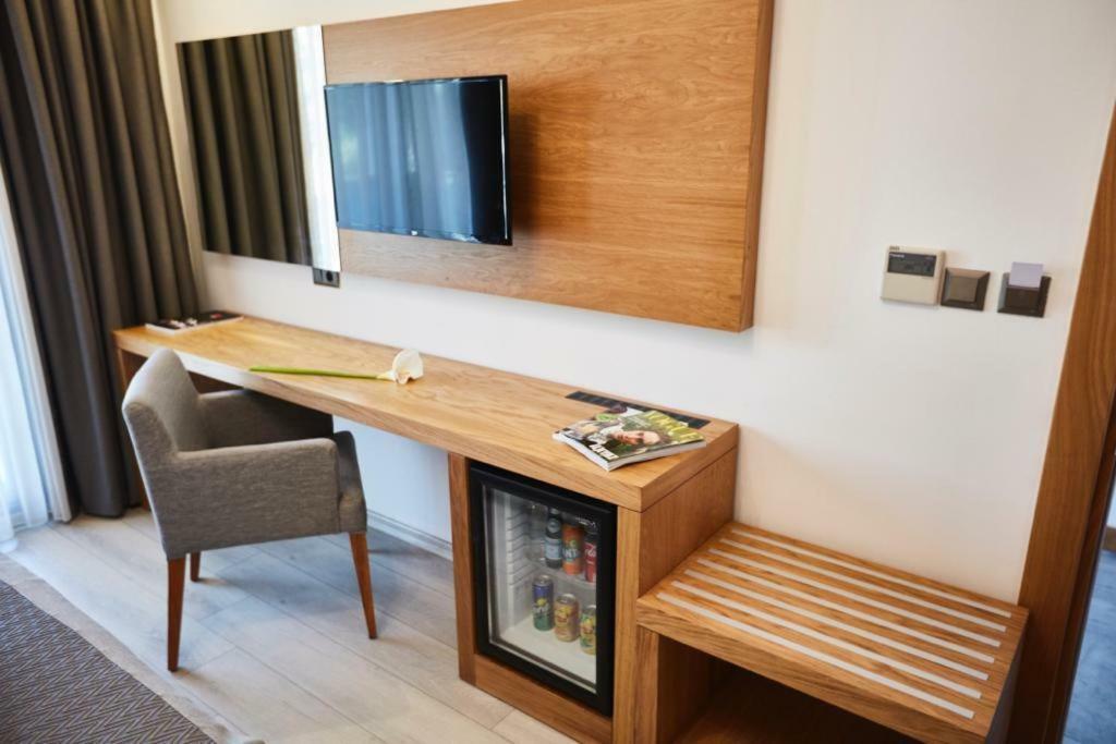 Ruwais Hotel Чесме Екстериор снимка